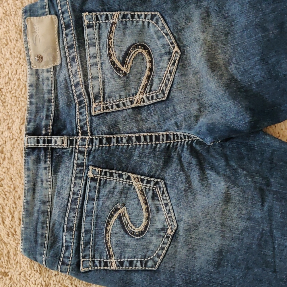Size 29 Aiko bootcut medium wash denim w/stone accents on back pockets